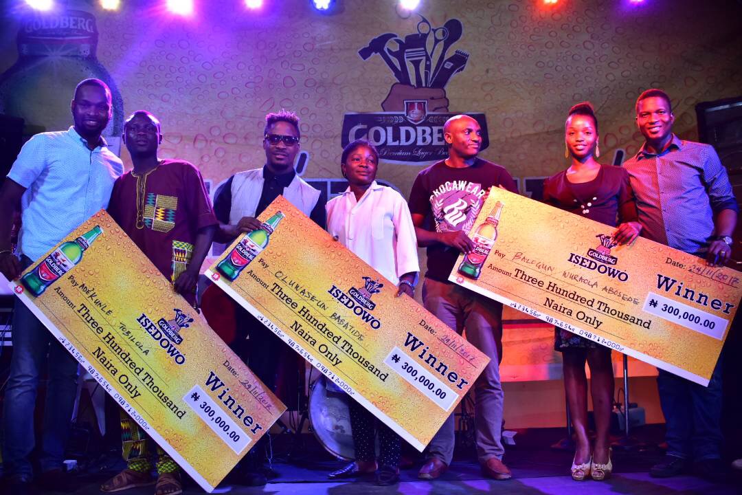 Photo shows Rex Anthony Anieke, Assistant Brand Manager, Regional Mainstream Brands, Nigerian Breweries Plc (1st from Left); Iledare Oluwajuwonlo, popularly known as Jaywon, Guest Performing Artist (3rd from Left); Wilson Umukoro, Area Sales Manager, Ondo, Nigerian Breweries Plc (3rd from Right) and Josiah Akinola, Assistant Brand Manager, Regional Mainstream Brands, Nigerian Breweries Plc (1st from Right). With them are some of the beneficiaries of Goldberg’s Isedowo empowerment initiative, during the presentation of business grants to entrepreneurs in Ondo state recently